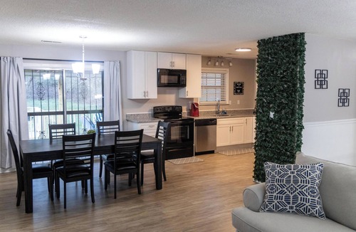 Lupton City House | The' Ultimate Getaway Spot ' only minutes away from the lake