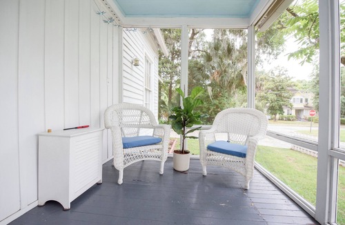 Gainesville Cottage | The White House, a charming 2-bedroom cottage in Downtown Gainesville
