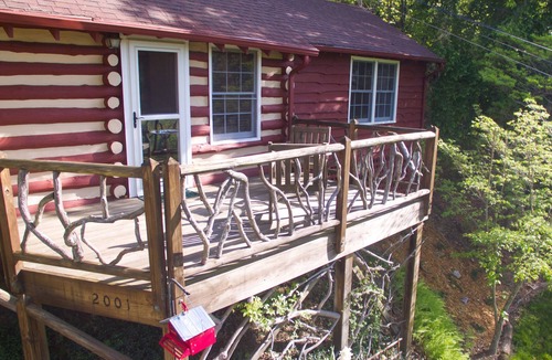 Laurel Park Cottage | The Woodlands Cottage-Deck, Views & King Sized Brass Bed