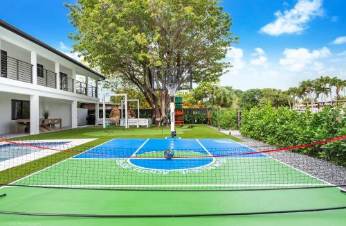 Ludlam House | The World 9bdroom Heated Pool with Mini Golf and Canal View