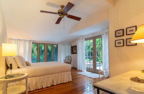 Southwest Coconut Grove House | The Writers Retreat- Lush Garden With Pool