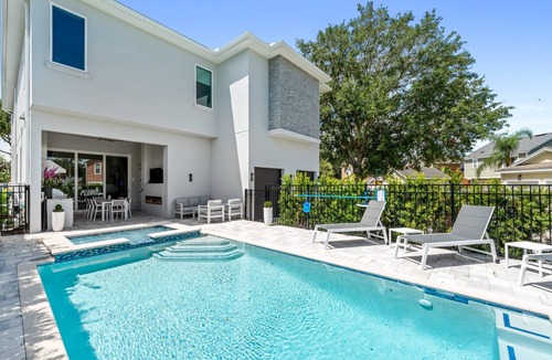 Reunion House | Themed Games Room | Theater Room | Themed Kids Bedroom | Private Pool