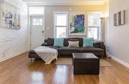 Graduate Hospital Apartment | This apartment is a 2 bedroom(s), 1 bathrooms, located in Philadelphia, PA.