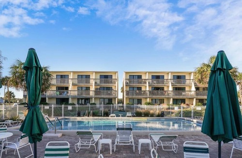 St. George Island Condo | This beautifully remodeled beachfront town home Villa.