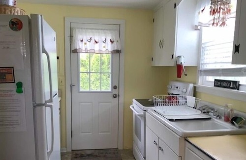 Stone Harbor Cottage | This home is situated close to the Bird Sanctuary, Clarke's Market and a seafood market and breakfast eatery. Just a quick walk to the beach.