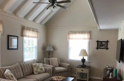 Stone Harbor Cottage | This home is situated close to the Bird Sanctuary, Clarke's Market and a seafood market and breakfast eatery. Just a quick walk to the beach.