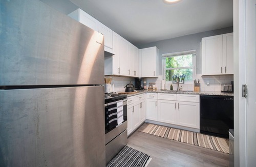 Murray Hill House | This house is a 2 bedroom(s), 1 bathrooms, located in Jacksonville, FL.