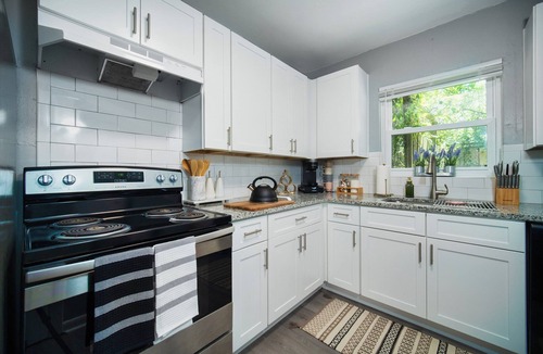 Murray Hill House | This house is a 2 bedroom(s), 1 bathrooms, located in Jacksonville, FL.