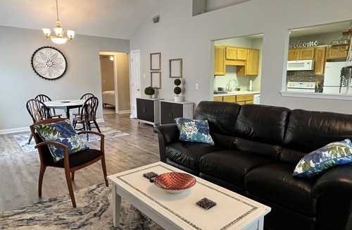 Richmond Hill House | This house is a 3 bedroom(s), 2 bathrooms, located in Richmond Hill, GA.