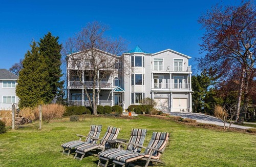 Annapolis House | This thoughtfully styled home overlooks the Bay and is perfect for your Annapolis escape.
