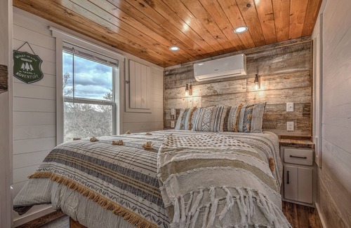 Young Harris Apartment | This tiny house is a 2 bedroom(s), 1 bathrooms, located in Young Harris, GA.