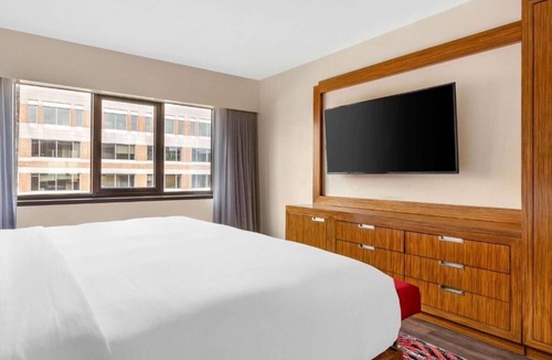 West End Hotel | Three 1BR King Suites | 0.5 Mi to Dupont Circle | Free Breakfast & Pool