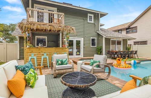 Seminole House | Tiki Bar Pool Putt Putt 1 Mile from BEACH