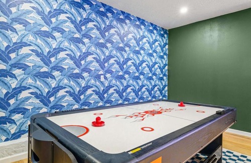 Seminole House | Tiki Bar Pool Putt Putt 1 Mile from BEACH