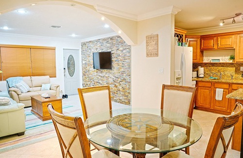 Southwest House | Tiki Hut/Pool 4 BR Coastal Cottage- Dream Vacation (New!)