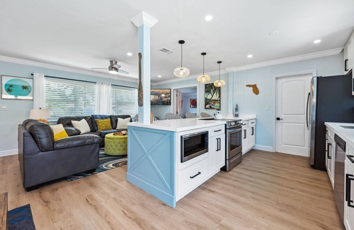 Dania Beach House | ⛳️ TIKI PARADISE! Pool, putting green, arcade, kids’ playset!