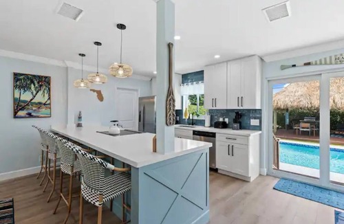 Dania Beach House | ⛳️ TIKI PARADISE! Pool, putting green, arcade, kids’ playset!