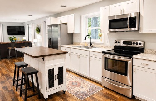 Forest House | Timber View Haven|Spacious Family Retreat| Firepit Playset King Grill| Near LU
