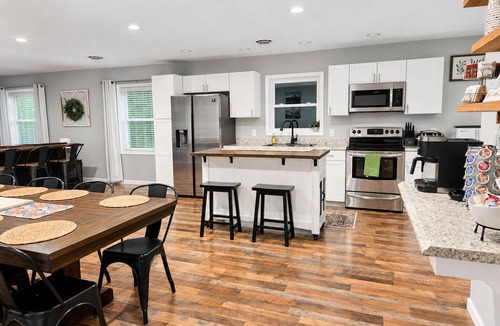 Forest House | Timber View Haven|Spacious Family Retreat| Firepit Playset King Grill| Near LU