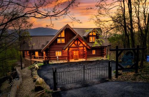 Pittman Center Ski Chalet | Timberwolf - Luxe 5 Star Retreat- July Deal-Game Rm-PS5-FirePit-Hot Tub