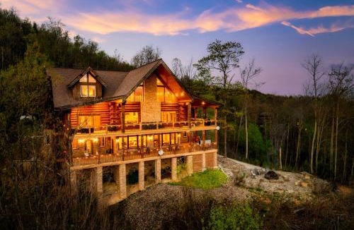 Pittman Center Ski Chalet | Timberwolf - Luxe 5 Star Retreat- July Deal-Game Rm-PS5-FirePit-Hot Tub
