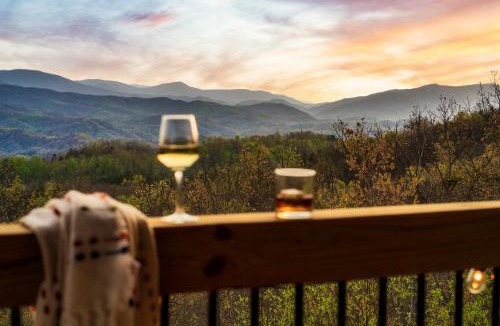 Pittman Center Ski Chalet | Timberwolf - Luxe 5 Star Retreat- July Deal-Game Rm-PS5-FirePit-Hot Tub