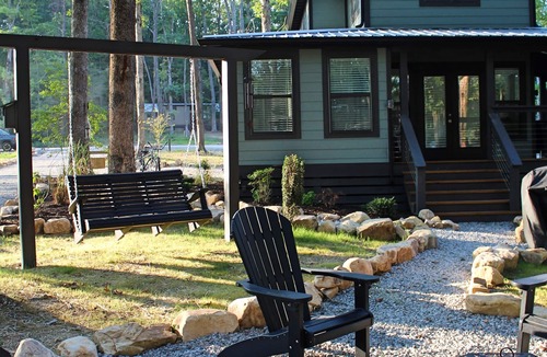 Tracy City Cottage | Tiny Home in the woods with Hot tub, swing and hiking trails