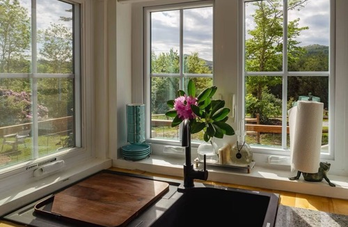 Cullowhee House | Tiny House. Big Cal King Ancient Mtn Views, Fenced Yard, 2Plufl TV Lounge Loft