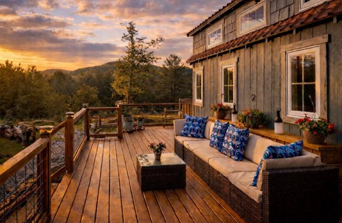 Cullowhee House | Tiny House. Big Cal King Ancient Mtn Views, Fenced Yard, 2Plufl TV Lounge Loft