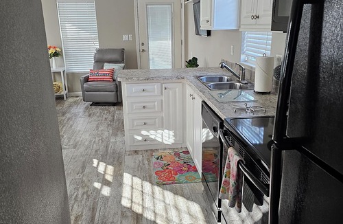Kissimmee Cottage | Tiny House in Kissimmee sleeps 4, only 20 minutes to Disney/Universal