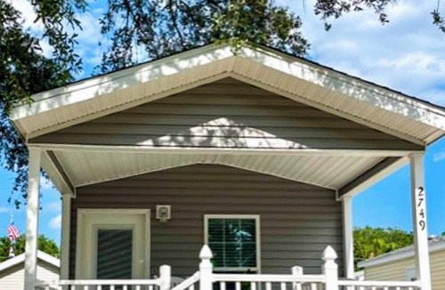Kissimmee Cottage | Tiny House in Kissimmee sleeps 4, only 20 minutes to Disney/Universal