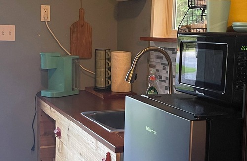 Lincoln House | Tiny House in the Woods, sleeps 3, full bath, linens provided, keurig & k cups