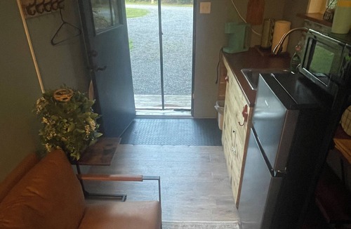 Lincoln House | Tiny House in the Woods, sleeps 3, full bath, linens provided, keurig & k cups
