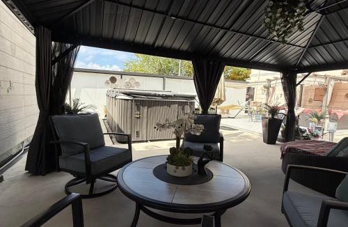 Flagami Bed & Breakfast | Tiny place w private hot jacuzzi 7 min to Miami international airport