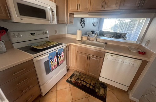 Jupiter Bay Condo | Tired of the cold? Come warm up with us at Jupiter Bay ! 3 min ride to Beach !