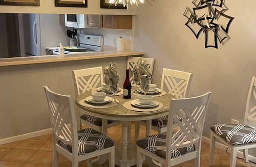 Jupiter Bay Condo | Tired of the cold? Come warm up with us at Jupiter Bay ! 3 min ride to Beach !