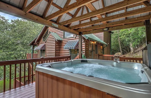 Mineral Bluff Cabin | Toccoa river Cabin with fishing, fire pit, hot tub & theater.