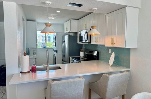 Laguna Shores Condo | Top-Floor Beachfront Corner Condon Fully Renovated, Sleeps 6, Steps to Sand