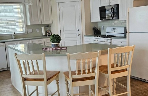 Wildwood Condo | Top Floor Condo Rooftop Fireworks 1.5 Blocks to Beach Elevator Sleeps 10