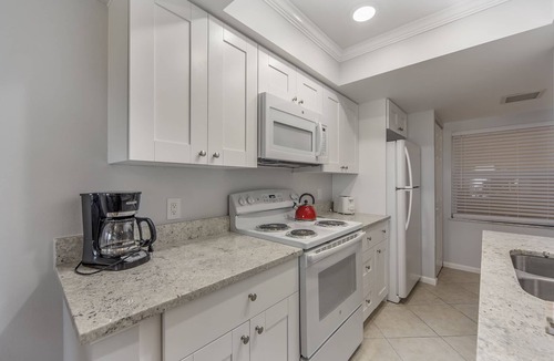 Madeira Beach Condo | Top Floor John's Pass Village Views - Madeira Norte #503
