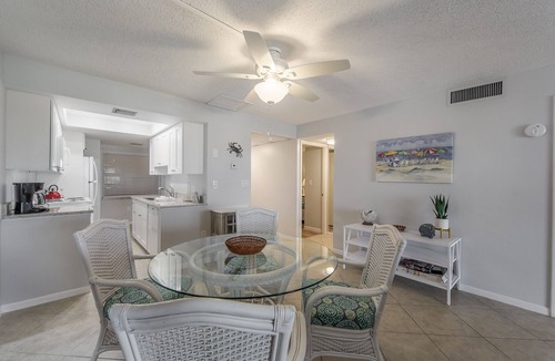 Madeira Beach Condo | Top Floor John's Pass Village Views - Madeira Norte #503