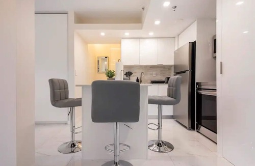 South Pointe Condo | TOP FLOOR 'PENTHOUSE' 2BED/2BATH