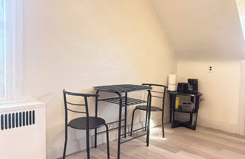 Lansdowne Apartment | Top Floor Retreat in Philadelphia Outskirts