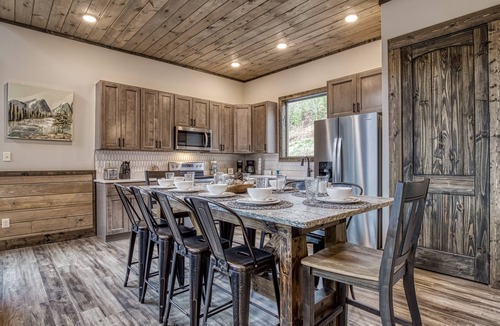 Gatlinburg Cabin | TOPSIDE MOUNTAIN SPLASH!