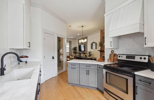 Old West Broad Neighborhood Condo | Townhome Combo Near Forsyth Park | Parking