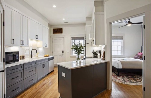 Old West Broad Neighborhood Condo | Townhome Combo Near Forsyth Park | Parking