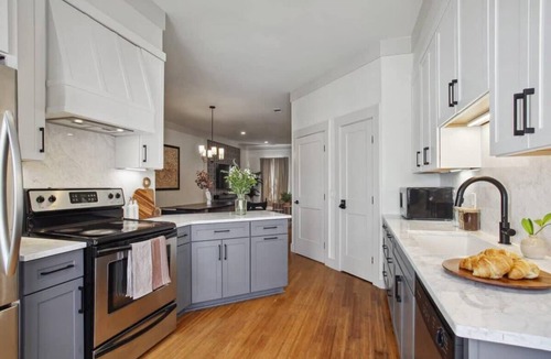 Old West Broad Neighborhood Condo | Townhome Combo Near Forsyth Park | Parking