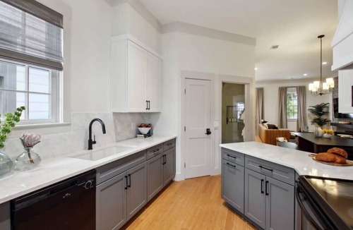 Old West Broad Neighborhood Condo | Townhome Combo Near Forsyth Park | Parking