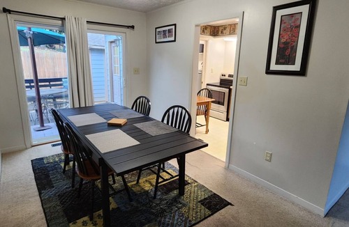 Karns House | Townhouse Living - 4 Beds - 2 Vehicle Maximum