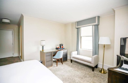 Charlotte Center City Hotel | Traditional Downtown Hotel Near Charlotte Convention Center With On-Site Dining